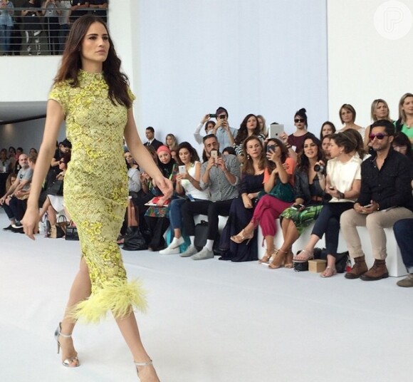 Fernanda Tavares sobe na passarela com novo modelito  durante evento de moda em Minas Gerais