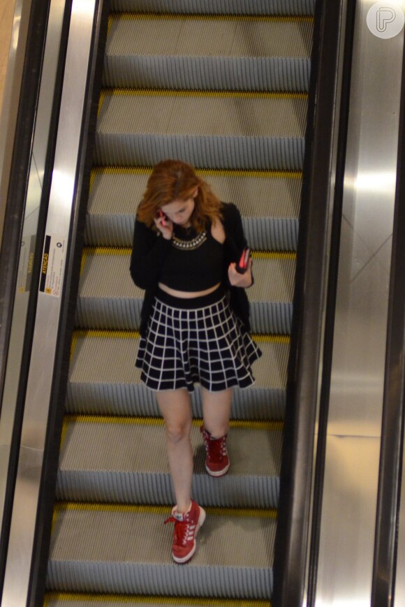 Para se livrar logo das fotos, Sophia Abrahão nem esperou pela rolagem da escada-rolante
