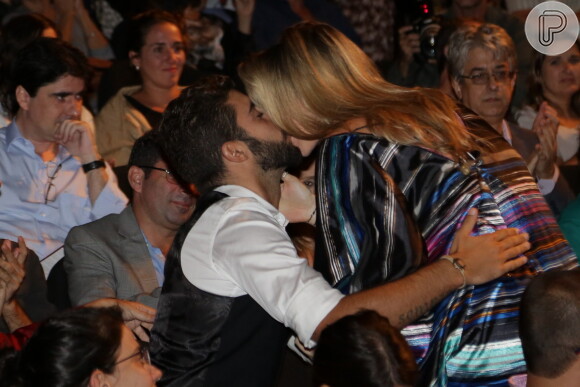 Luana Piovani beija Pedro Scooby no Prêmio Zilka Sallaberry de Teatro Infantil
