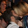 Luana Piovani beija Pedro Scooby antes de subir ao palco do Prêmio Zilka Sallaberry de Teatro Infantil