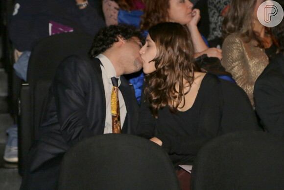 George Sauma beija a namorada, Luisa Arraes, no ar em 'Babilônia', durante prêmio