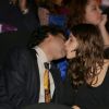 George Sauma beija a namorada, Luisa Arraes, no ar em 'Babilônia', durante prêmio