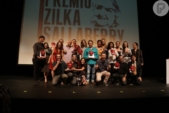 Luana Piovani posa com demais premiados no 9º Prêmio Zilka Sallaberry de Teatro Infantil