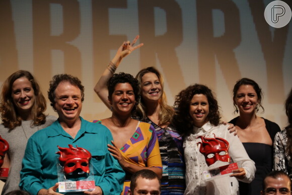 Luana Piovani posa com os demais premiados no 9º Prêmio Zilka Sallaberry de Teatro Infantil