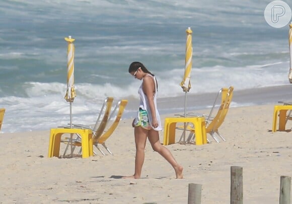 Depois de suar a camisa, a atriz caminhou pela areia da praia da Reserva, na Zona Oeste do Rio