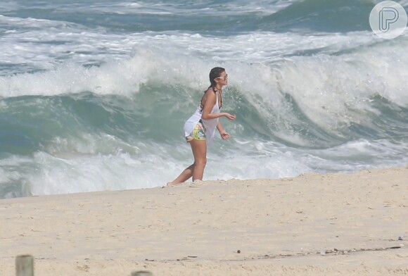 Bruna Marquezine molha os pés no mar após passeio de bicicleta pela orla do Rio na manhã desta quarta-feira, 8 de abril de 2015