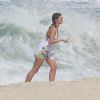 Bruna Marquezine molha os pés no mar após passeio de bicicleta pela orla do Rio