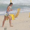 Bruna Marquezine molha os pés no mar após passeio de bicicleta pela orla do Rio