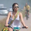 Bruna Marquezine correu de bicicleta pela praia da Reserva
