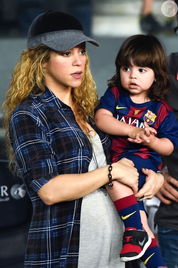 Shakira e Gerard Piqué estão muito preocupado com a segurança dos filhos e acionaram a polícia para descobrir quem vazou uma foto de seus herdeiros