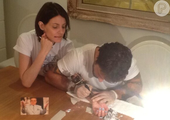 Malga Di Paula faz tatuagem em homenagem a Chico Anysio