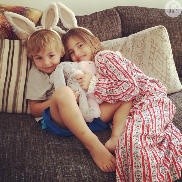 'Manhã de Páscoa com meu coelhos', brincou a top em foto dos filhos