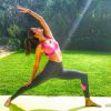 Alessandra faz yoga para manter a boa forma