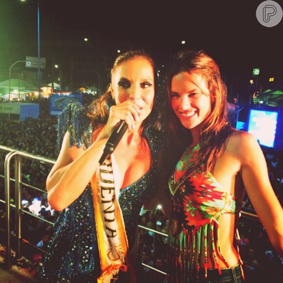 A modelo passou o Carnaval em Salvador e curtiu o trio de Ivete Sangalo. 'Rainha', legendou na foto com a cantora