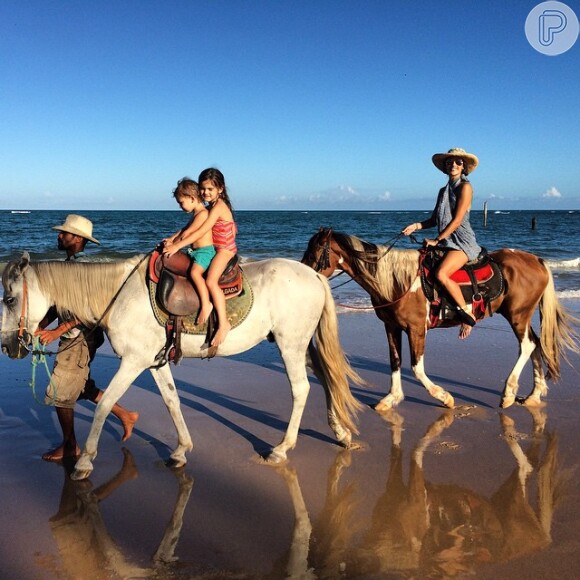 Após o Carnaval, Alessandra curtiu as férias com os filhos em Trancoso, na Bahia