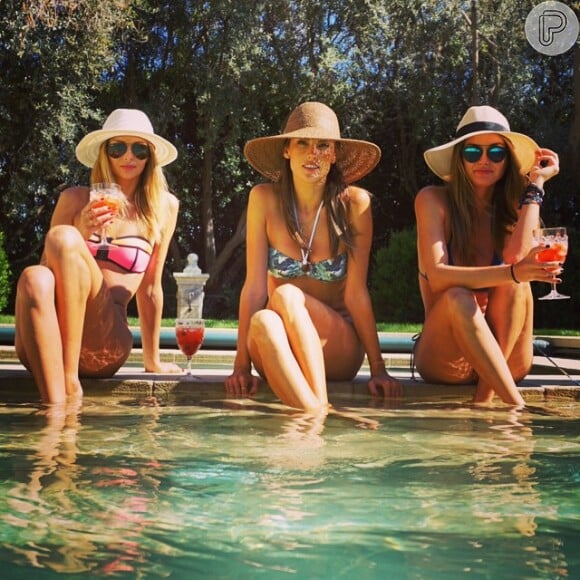 'Sempre de férias' foi a hashtag que a modelo usou para legendar a foto com amigas na Califórnia, onde mora