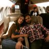 Alessandra posa com o marido, o empresário Jamie Manzur, em avião