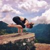 Isabelle Drummond pratica ioga para relaxar e manter a boa forma