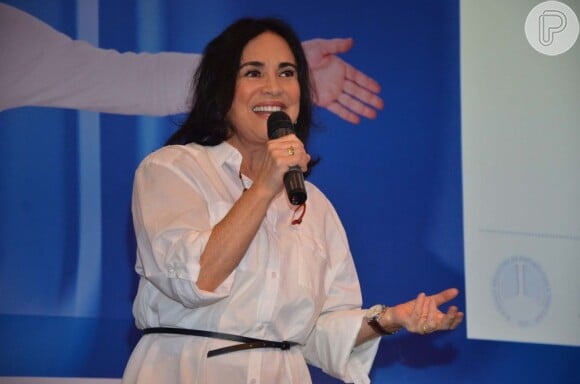 Regina Duarte participa de campanha de vacinação contra a pneumonia