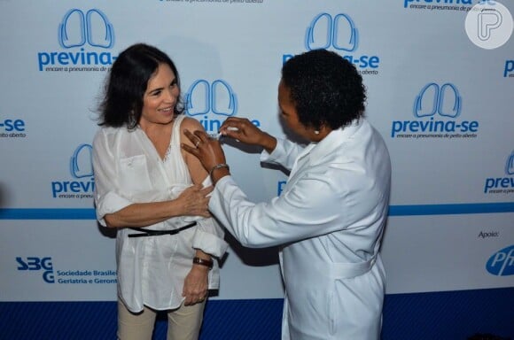 Regina Duarte é vacinada em campanha contra pneumonia no início da quarta-feira, 15 de maio de 2013