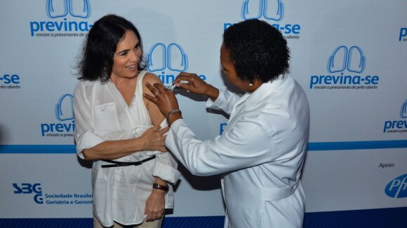 Regina Duarte é vacinada em campanha contra a pneumonia