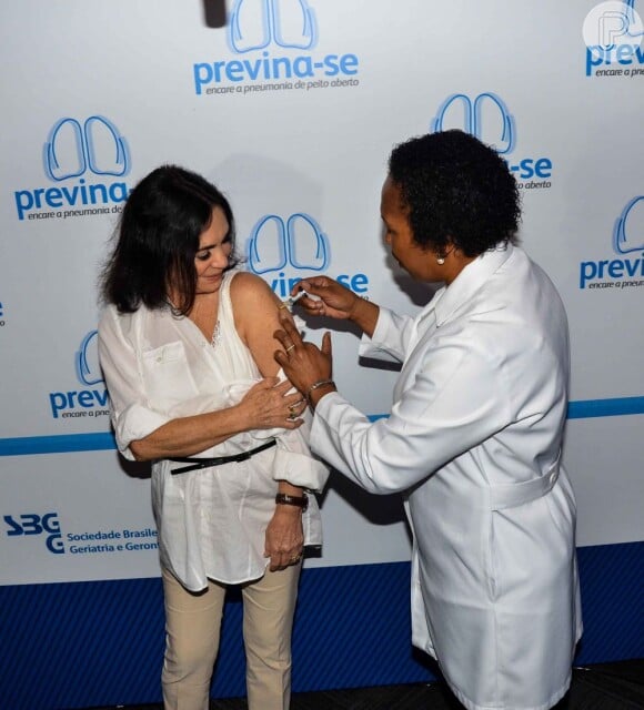 Regina Duarte participa e toma vacina na campanha Previna-se, contra a pneumonia