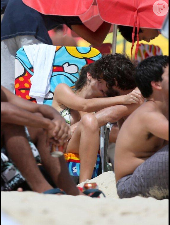Humberto e Chandelly se beijam na praia