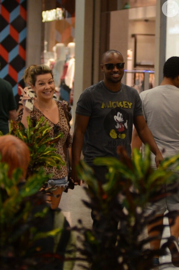 Fernanda Souza e Thiaguinho caminham sorridentes em shopping no Rio de Janeiro, neste domingo, 12 de abril de 2015