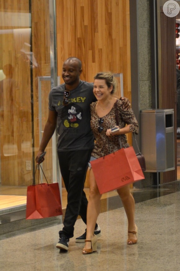 Com sacolas nas mãos, Fernanda Souza e Thiaguinho se divertem com paparazzo em shopping no Rio de Janeiro