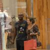 Fernanda Souza e Thiaguinho caminham sorridentes em shopping no Rio de Janeiro, neste domingo, 12 de abril de 2015