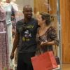 Thiaguinho fica sem jeito ao perceber que está sendo fotografado com a mulher em shopping no Rio