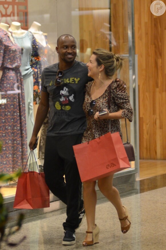 Thiaguinho fica sem jeito ao perceber que está sendo fotografado com a mulher em shopping no Rio