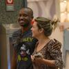 Thiaguinho observa fotógrafo ao ser flagrado passeando com a mulher, a atriz Fernanda Souza, em shopping no Rio