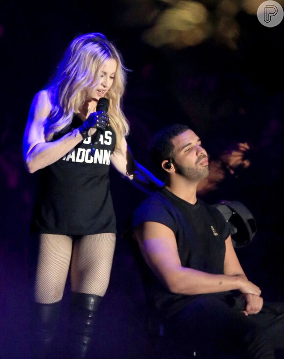 Madonna sensualiza para o rapper Drake no palco do show do Coachella