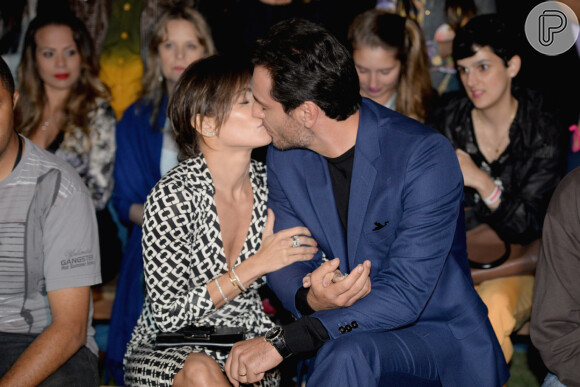 Deborah Secco e Rodrigo Lombardi trocaram beijos durante gravação da novela 'Verdades Secretas', no São Paulo Fashion Week