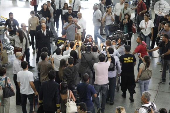 Público acompanha de perto gravação de 'Salve Jorge' em aeroporto do Rio, em maio de 2013