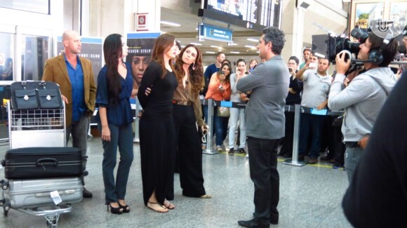 Claudia Raia grava cena da prisão de Lívia, em 'Salve Jorge', no Aeroporto Internacional Tom Jobim, no Rio, em 16 de maio de 2013