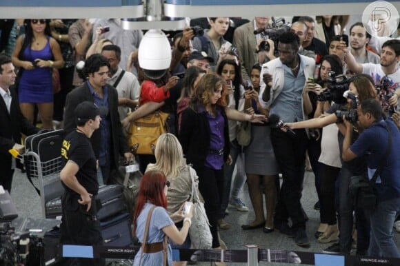 Totia Meirelles grava cena no aeroporto e público acompanha de perto