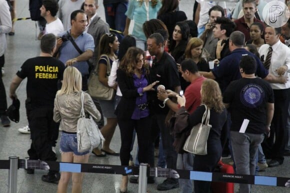 Totia Meirelles grava cena da prisão de Wanda no aeroporto