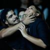 Bruna Marquezine e Caio Castro se divertem nos bastidores do lançamento de 'I Love Paraisópolis', no Rio