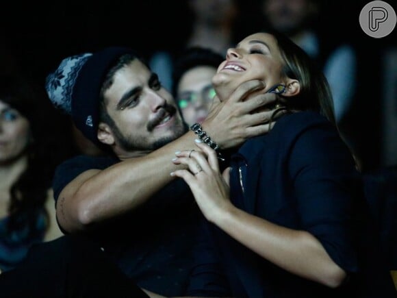 Bruna Marquezine e Caio Castro se divertem nos bastidores do lançamento de 'I Love Paraisópolis', no Rio