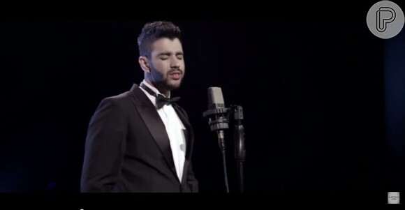No vídeo, o cantor aparece de smoking, cantando a música romântica em um teatro sem plateia