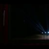 No clipe de 'Você Não Me Conhece', o sertanejo canta em um teatro vazio