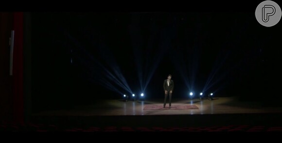 No clipe de 'Você Não Me Conhece', o sertanejo canta em um teatro vazio