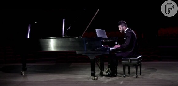 Gusttavo Lima também toca piano no clipe