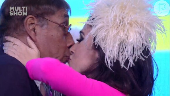Tatá Werneck beija Seu Batista, no palco do 'Tudo Pela Audiência'
