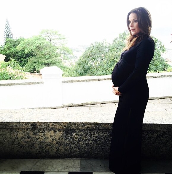 Na reta final da gravidez, Carolina Ferraz desabafa: 'Não acho a gestação um momento mágico'