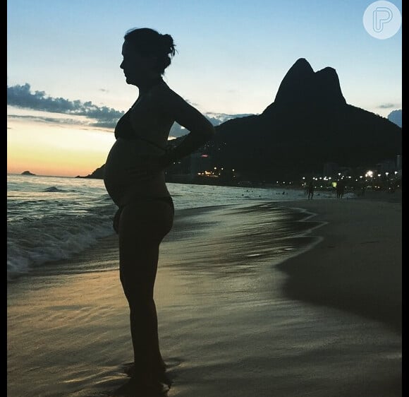 Carolina Ferraz compartilha foto da barriga com o seus seguidores no Instagram