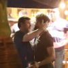 Cauã Reymond abraçou Antonio Calloni, seu colega de elenco da série 'Dois Irmãos'