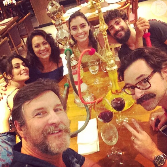 Juliana Paes e Cauã Reymond jantaram com Antonio Calloni, Bruna Caram, Eliane Giardini e Emilio Orciollo Netto